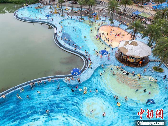 成都“星空”游泳池周末人氣旺:游泳池