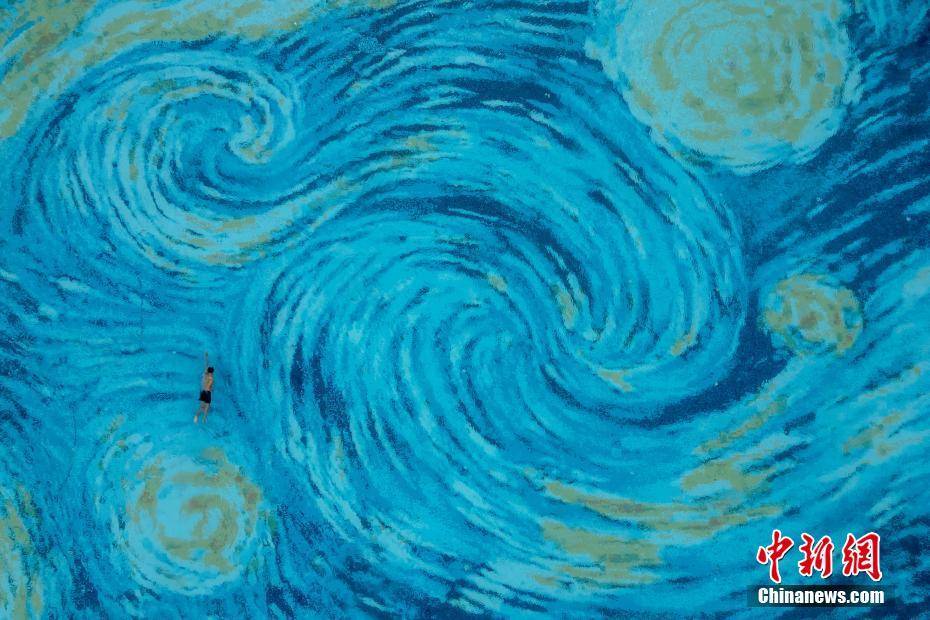 成都一游泳池化身夢(mèng)幻“星空畫”:游泳池