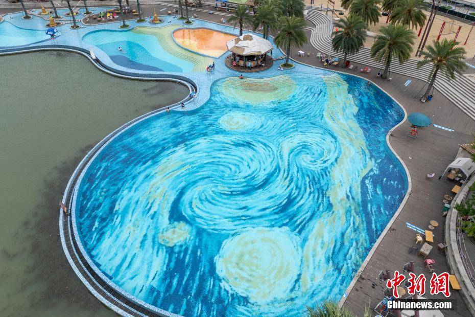 成都一游泳池化身夢(mèng)幻“星空畫”:游泳池
