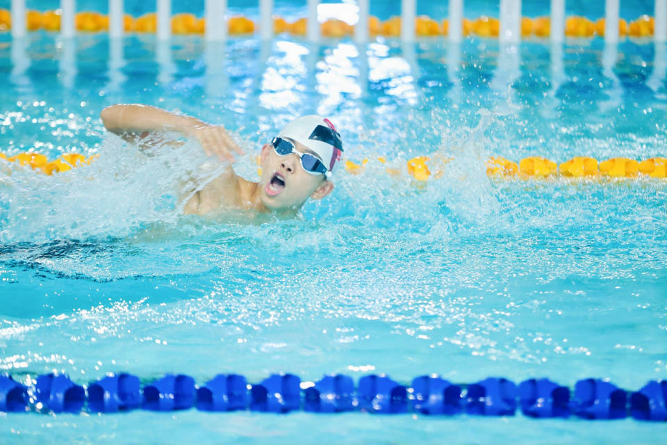 杭州有高中把軍訓(xùn)搬到了游泳池，第一名獎品是潘展樂簽名照！:游泳池